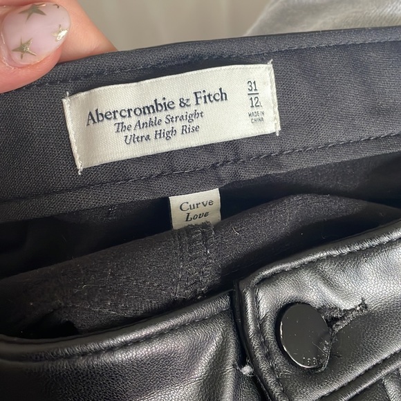 SOLD - Abercrombie & Fitch Curve Love Ankle Straigh Vegan Leather Pant - Picture 3 of 3